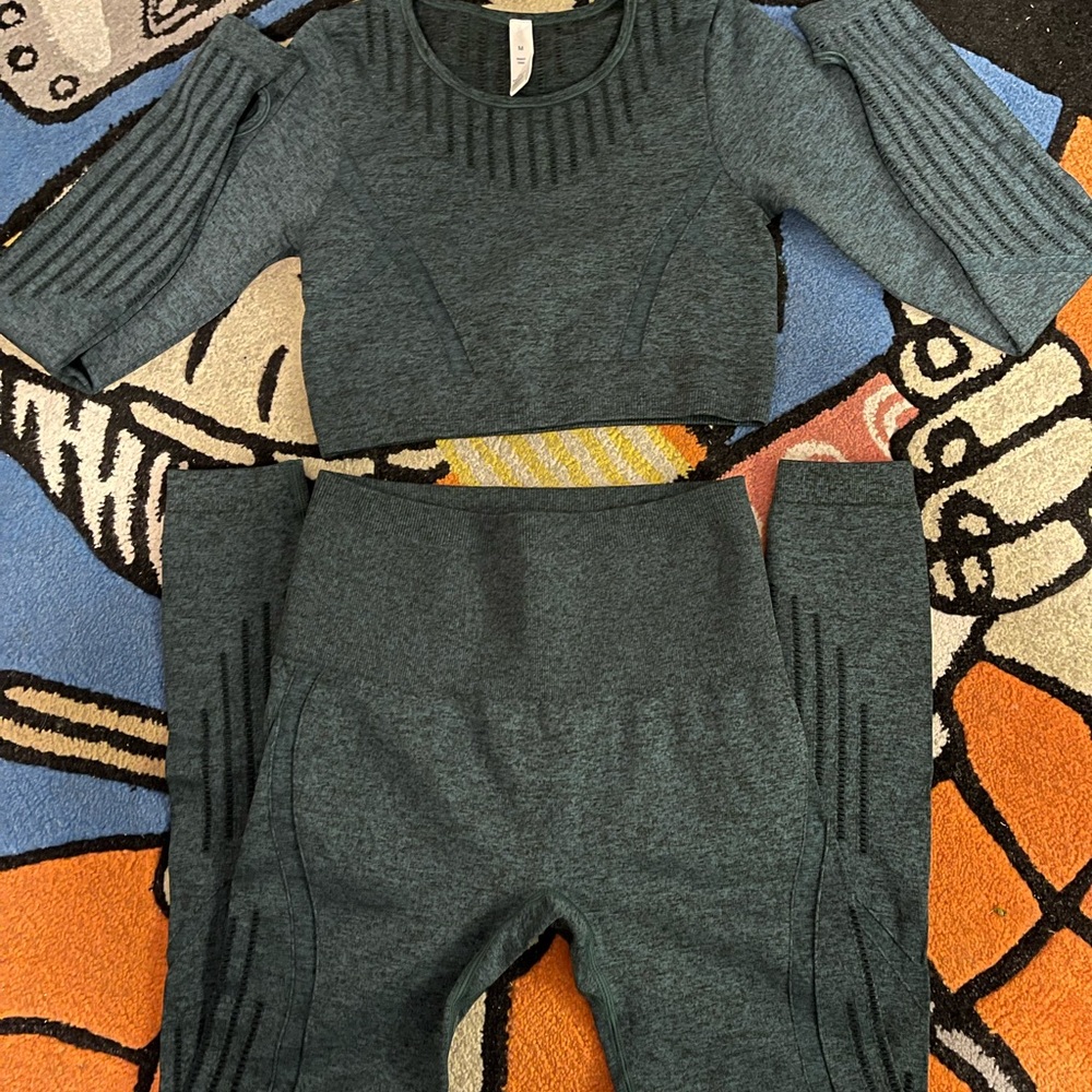 Matching gym set, stretchy. Worn 3x from SHEIN- dark green with a little black.